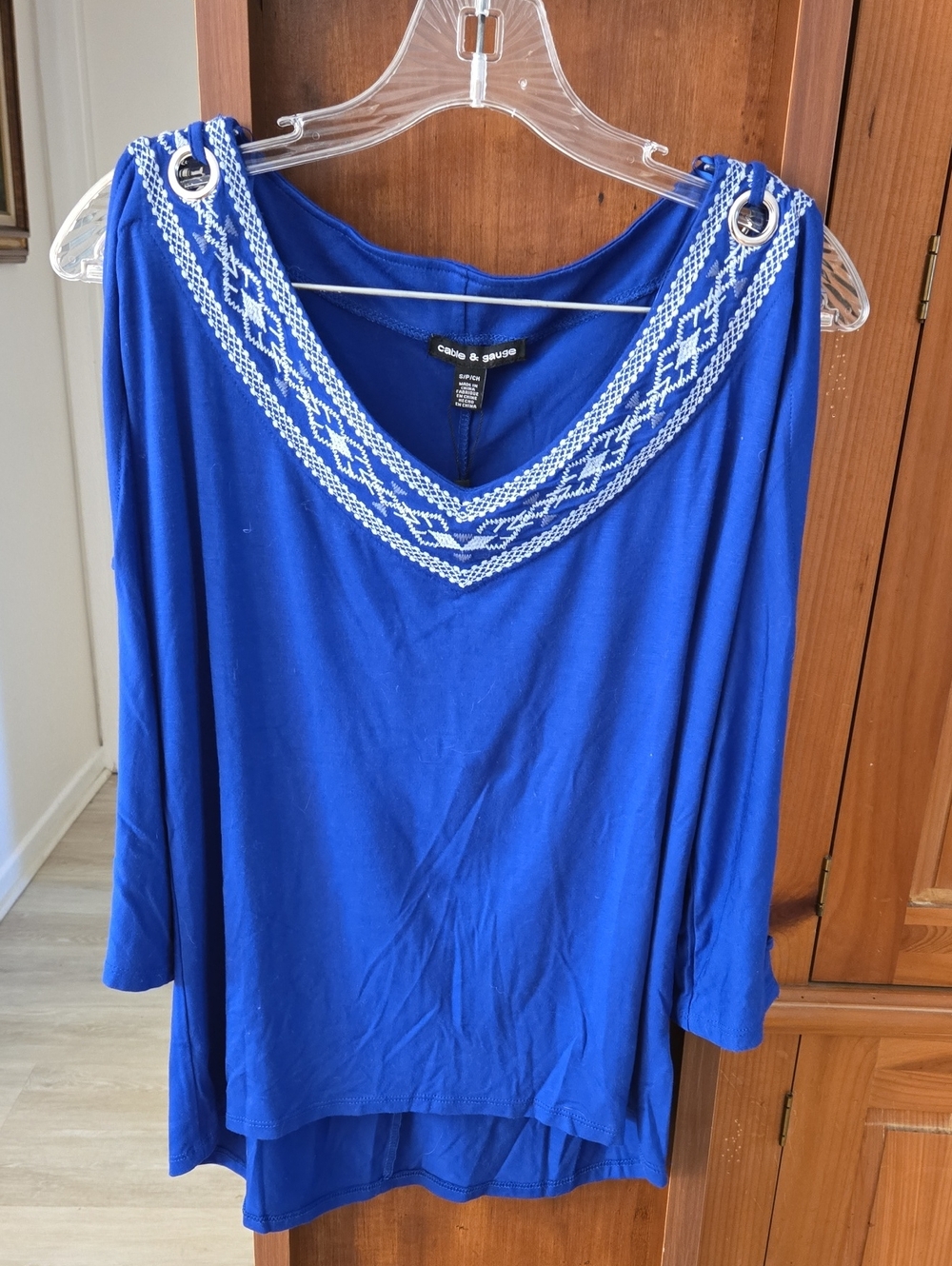 Cable & Gauge Blue Embroidered V‑Neck Tunic With Open 3/4 Sleeves. NWT